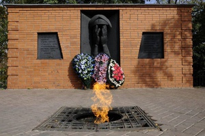 Памятный знак жертвам фашизма с изображением лица скорбящей матери, установленный на месте расстрела мирных жителей фашистскими захватчиками в 1943 году.